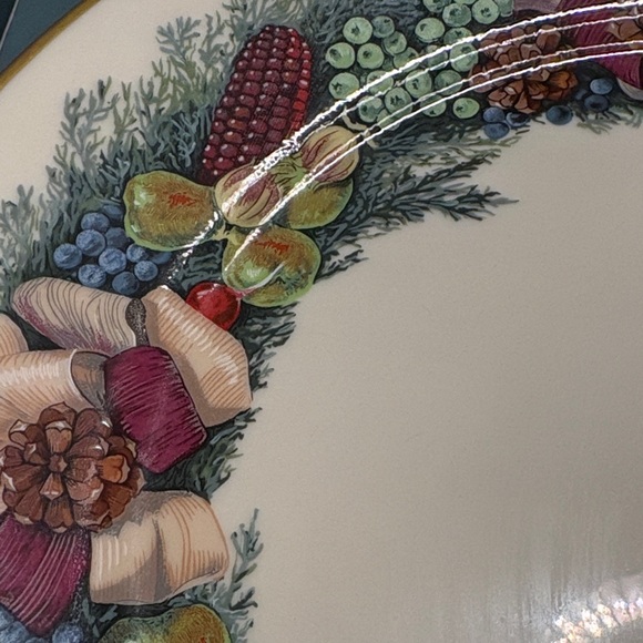 Lenox Holiday Wreath Plate with Multicolor Design - Picture 5 of 6